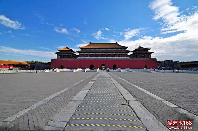 中国故宫博物院故宫博物院位于北京城的中心，成立于1925年10月10日，是我国最大的一座综合性博物馆。故宫展览有“宫廷史迹陈列”和“历代艺术陈列”两大体。前者主要是中路太和殿、中和殿、保和殿、乾清宫、御花园，西路养心殿、储秀宫等宫廷原状陈列；后者分布在中路各宫殿的两庑和冬路殿宇，如陶瓷馆、青铜器馆、绘画馆等，展示了我国灿烂的古代文明。