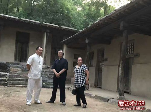 衣惠春艺术动态之198——巜拜访花山毛主席旧居》