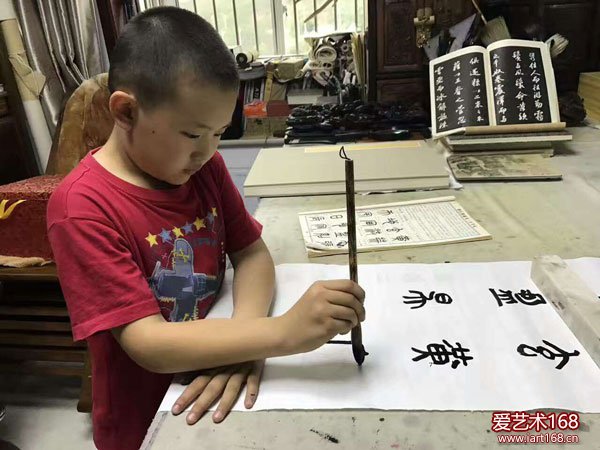 衣恵春艺术动态之206——巜孙子衣俊雯学习书法，第一幅作品摹写篆书：千字文。我的好友、书法家刘笑南为之刋印》